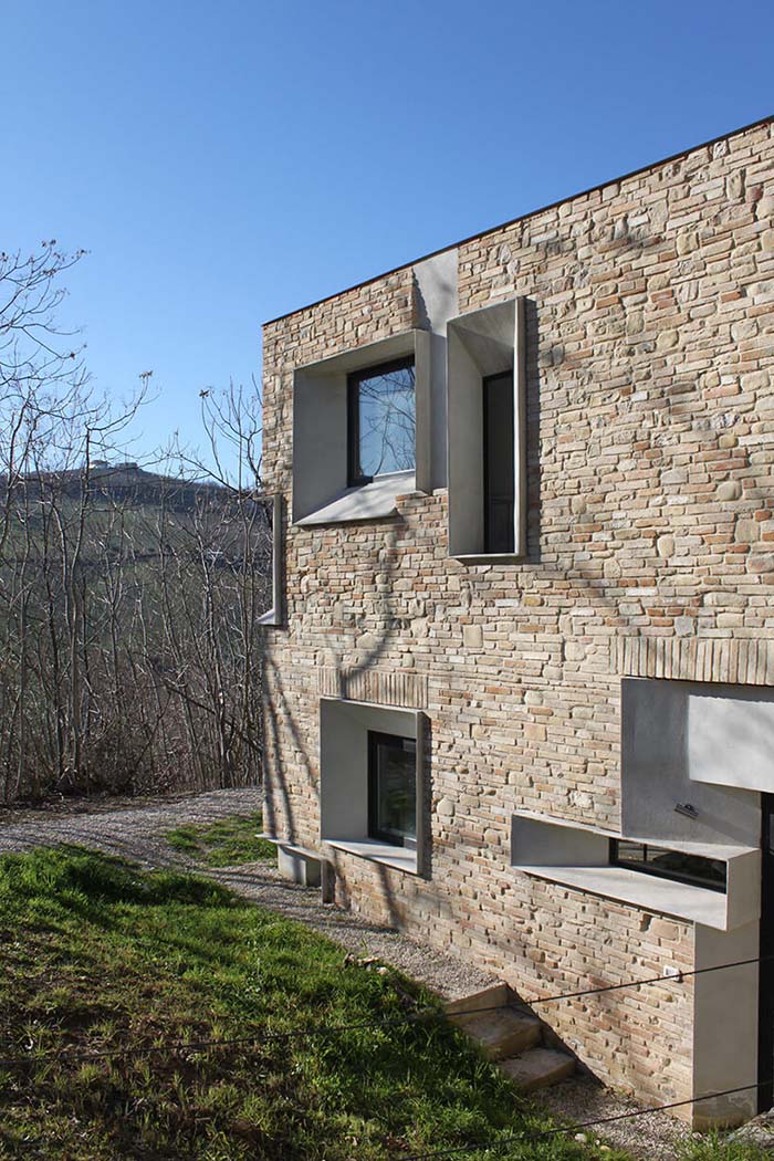 căn nhà được xây bằng đá với khung bê tông (6)