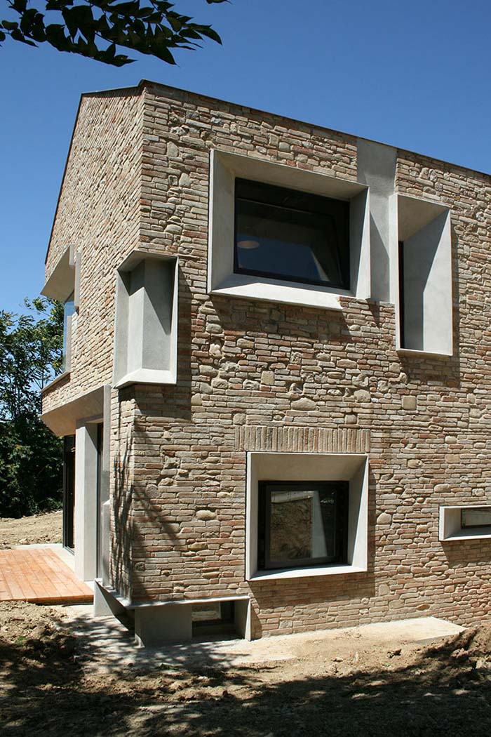 căn nhà được xây bằng đá với khung bê tông (7)
